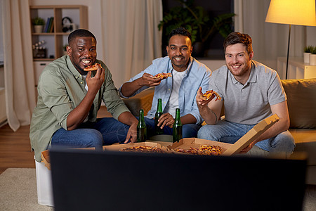 友谊,食物人的快乐的男朋友喝啤酒,吃披萨,家看电视快乐的男朋友家里喝啤酒吃披萨图片