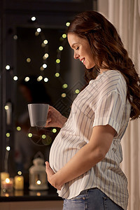 怀孕人们的快乐微笑的孕妇家喝茶快乐的孕妇家喝茶图片