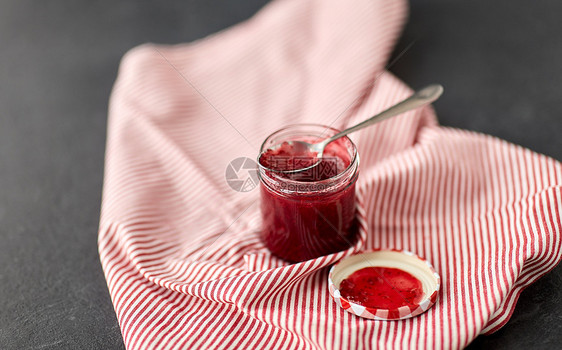 食物,蜜饯饮食梅森罐与红色覆盆子果酱与勺子毛巾上梅森罐子,覆盆子果酱勺子毛巾上图片