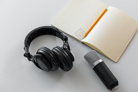 技术,录音播客耳机,麦克风笔记本与铅笔白色背景耳机,麦克风笔记本用铅笔背景图片
