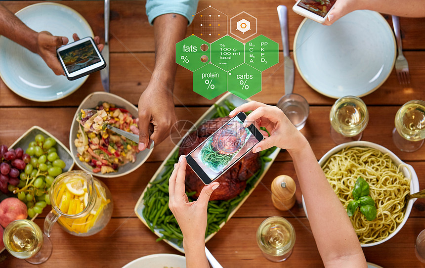 饮食,人技术手与智能手机拍摄食物桌子上的营养价值图表手智能手机食物桌子上图片