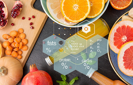 健康饮食,食物饮食玻璃瓶的水果蔬菜汁石板桌上超过营养价值图表玻璃瓶水果蔬菜汁图片