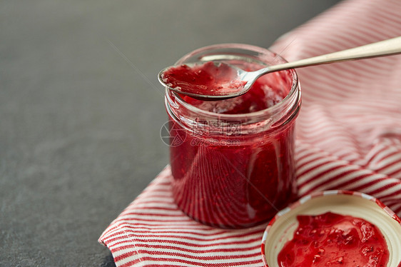 食物,蜜饯饮食梅森罐与红色覆盆子果酱勺子毛巾上梅森罐子,覆盆子果酱勺子毛巾上图片