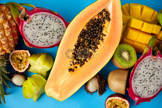 饮食食物木瓜与其他异国水果蓝色背景木瓜与其他异国水果图片