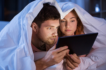 技术,互联网人的夫妇用平板电脑床上晚上夫妇晚上床上用平板电脑图片