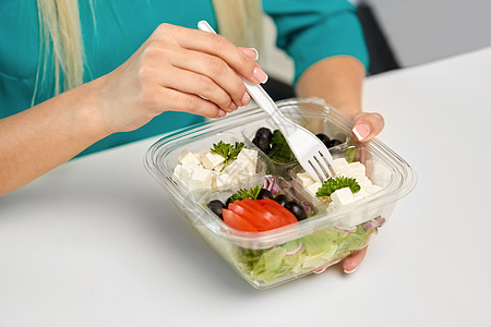 午餐人们的女人吃的手塑料容器中取出食物女人吃东西的手容器里出食物图片