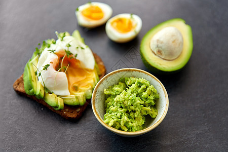 食物,饮食早餐烤面包与切片鳄梨,袋蛋绿色石板石桌烤面包加牛油果,袋蛋绿色图片