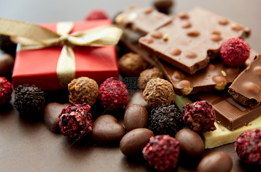 糖果,糖果食品同的巧克力棒,糖果礼品盒棕色背景同的巧克力,糖果礼物图片