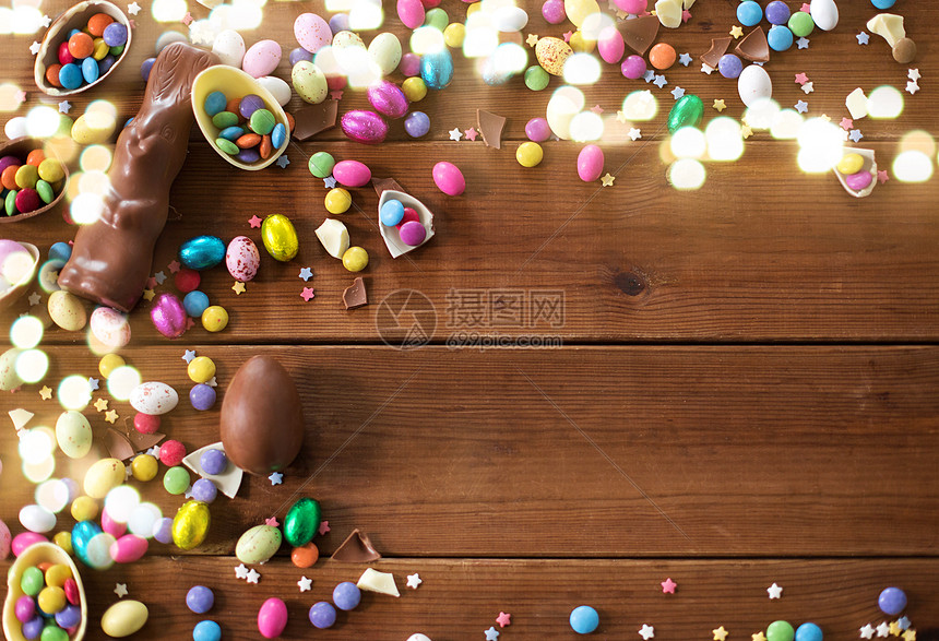复活节,糖果糖果巧克力鸡蛋,兔子糖果滴木制背景巧克力鸡蛋,复活节兔子糖果木头上图片