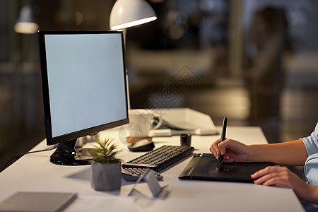 商业,技术女或平面师的手与计算机笔平板电脑夜间办公室工作办公室有电脑钢笔平板电脑的师背景图片