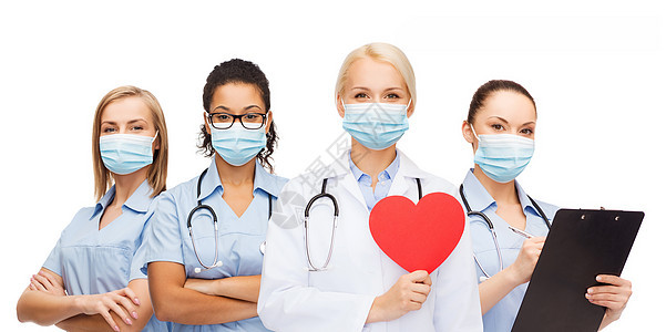 医学,心脏病学医疗保健女医生戴着红色心脏白色背景的听诊器的保护医学面具医生戴着红色心脏的保护医疗面具图片