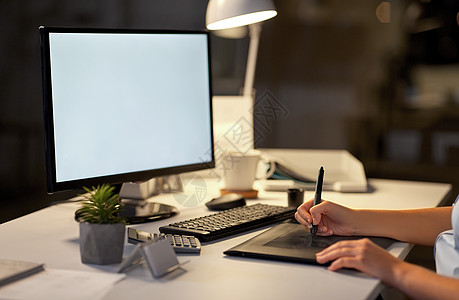 商业,技术女或平面师的手与计算机笔平板电脑夜间办公室工作办公室有电脑钢笔平板电脑的师背景图片