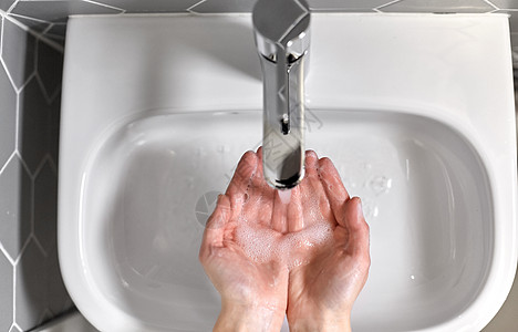 卫生保健安全用液体肥皂洗手用液体肥皂洗手的女人图片