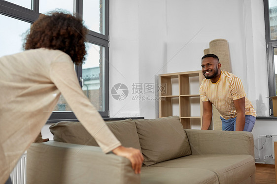 移动,人,维修房地产幸福的非裔美国人夫妇与沙发新的家幸福的夫妇搬到新家图片