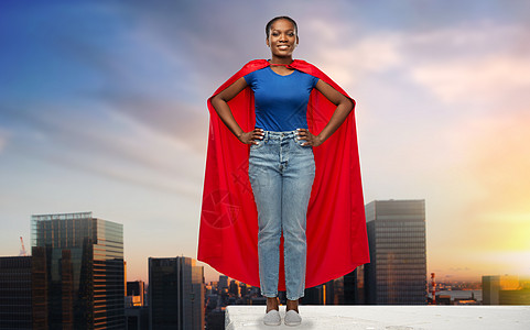 女人的力量人的快乐的非裔美国妇女红色超级英雄披风灰色背景快乐的非裔美国女人穿着红色超级英雄斗篷图片