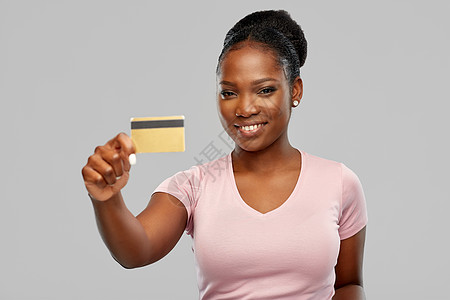 购物,金融人的快乐的微笑非裔美国年轻妇女与信用卡灰色背景有信用卡的快乐非裔美国妇女图片