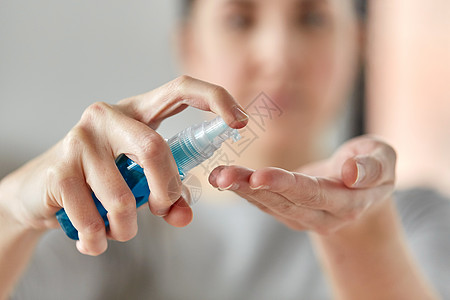 卫生保健安全密切妇女喷洒抗菌洗手液妇女喷洒洗手液背景