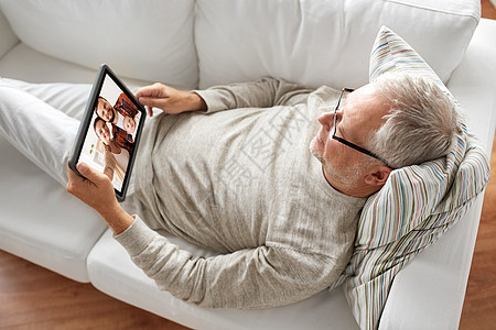 技术,通信人的老人有视频电话与幸福的家庭平板电脑家里有视频通话的老人家人图片