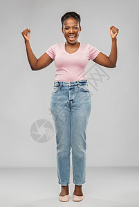 成功,胜利的姿态人们的快乐的年轻非洲裔美国妇女庆祝胜利的灰色背景快乐的非裔美国妇女庆祝成功图片