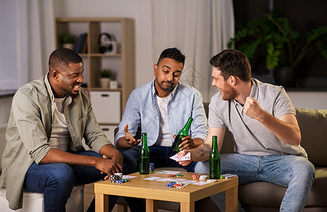休闲游戏,友谊的男朋友家里喝啤酒男朋友晚上家打牌图片