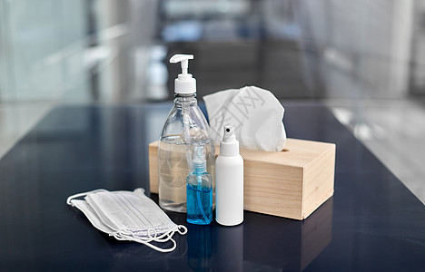 卫生消同的洗手液,液体肥皂,面部防护医疗口罩纸巾桌子上洗手液,口罩,液体肥皂织图片