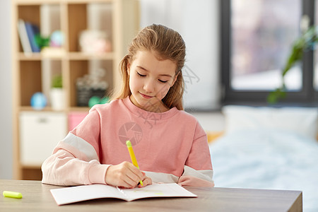 童年,创造力爱好创造的小女孩与笔记本马克笔画家里家里有笔记本记号笔的女孩图片