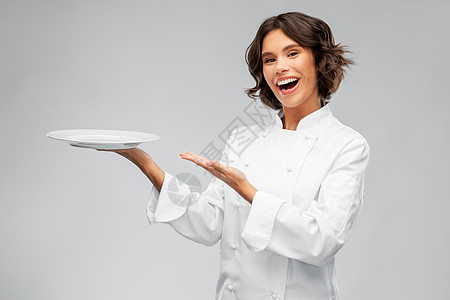 女厨师端着空盘子展示图片