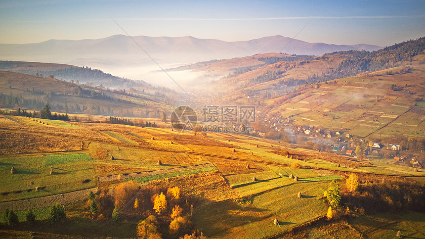 山上的农田美丽的秋山全景早上雾蒙蒙的乡村景象日出山间雾谷上乌克兰喀尔巴阡山脉图片