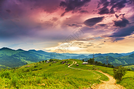 夏天的山地乡村景观,令人敬畏的黄昏日落景色村庄草地上山谷里五彩缤纷的夜晚自然背景的美欧洲旅行,喀尔巴阡山脉,乌克图片