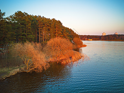 湖岸全景景观,春天的阳光下绿树成荫四月的晚上,白俄罗斯明斯克附近的湖娱乐区鸟瞰美丽的日落景色图片