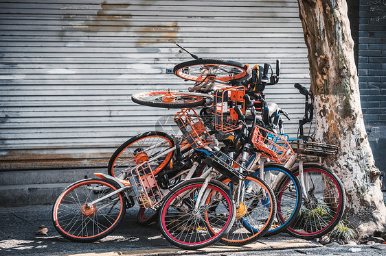 中国杭州人行道上堆破碎的电动自行车基础设施法规没有准备好处理数百万辆共享自行车的突然洪水杭州人行道上的堆电动自行车图片
