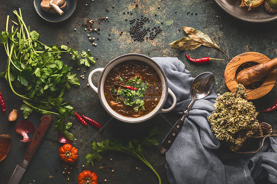 素食碗与扁豆汤乡村厨房桌子背景与各种成分上面的风景图片