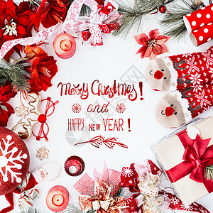 圣诞快乐新年贺卡与红色圣诞装饰,有趣的鹿袜礼品盒白色背景与冷杉树枝蜡烛上面的风景图片