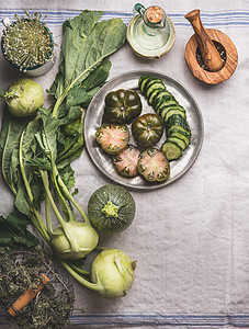 各种有机绿色蔬菜准备乡村厨房桌子背景下烹饪上面的风景健康的素食花园蔬菜图片