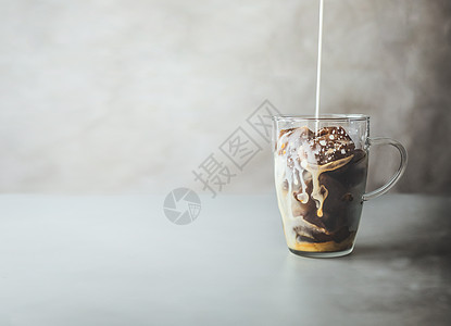 冰巧克力牛奶咖啡乡村的咖啡师投掷者高清图片