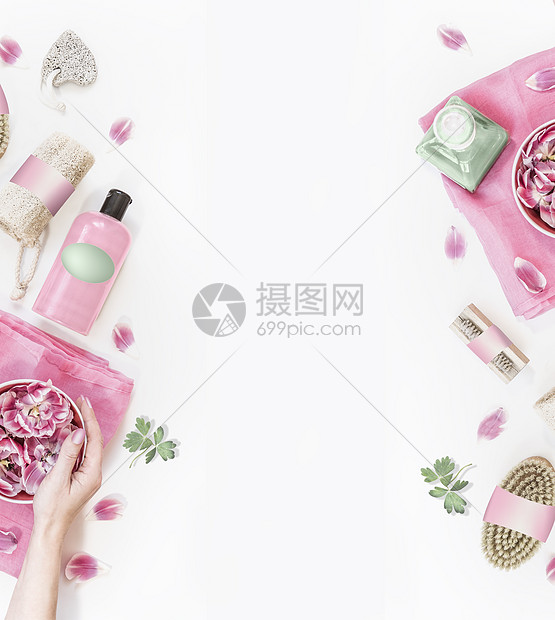 美容背景与各种环保化妆品护肤品,香气必可少的水碗与粉红色的花朵女的手,绿叶毛巾白色的背景上面的风景图片