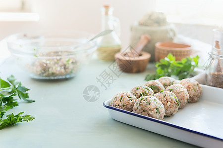 美味的纯素荞麦球厨房桌子上与配料健康的家庭烹饪饮食图片