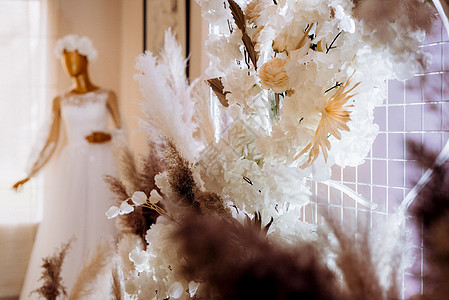 漂亮的白色婚纱挂人体模型上图片