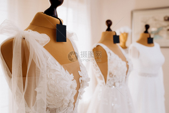 漂亮的白色婚纱挂人体模型上图片