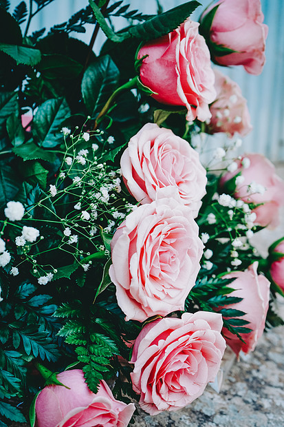 美丽的粉红色玫瑰花束图片
