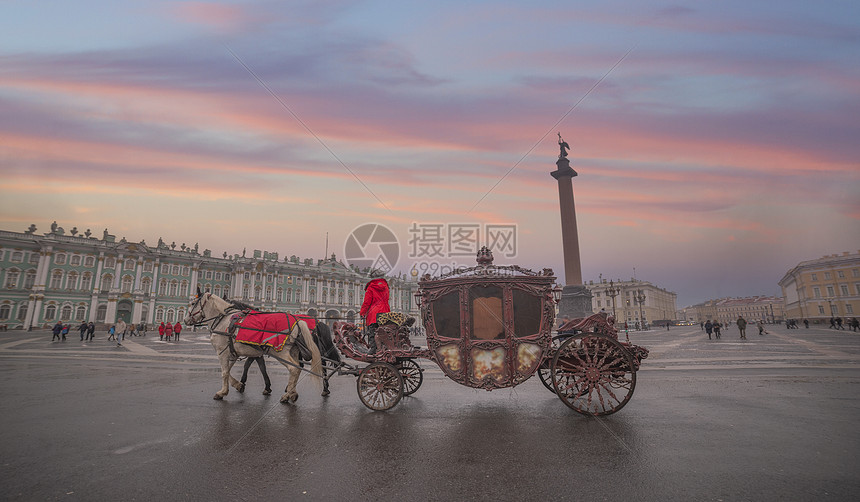 圣彼得堡冬宫背景上的马车图片