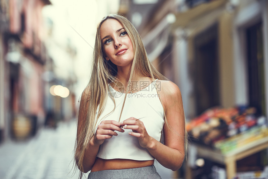 金发女孩穿着漂亮的头发休闲服街上图片