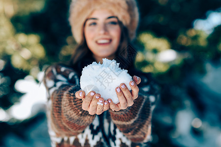 穿冬天衣服的女人玩雪图片