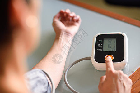 在家里使用测量仪测量血压背景图片