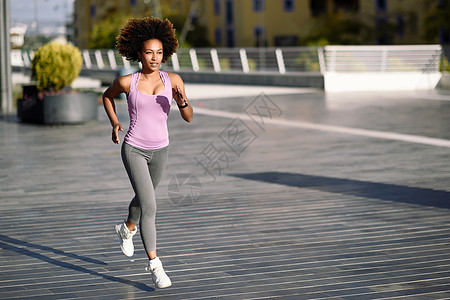 黑人女人,阿夫罗发型,城市道路上户外跑步年轻的女穿着运动服锻炼黑人妇女,城市道路上户外跑步图片