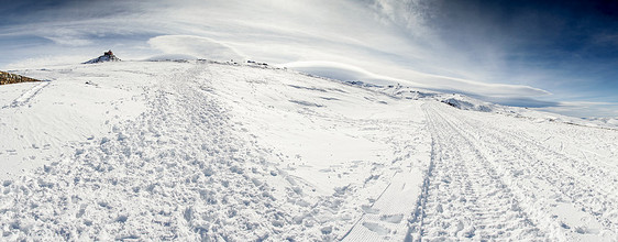 西牙,安达卢西亚,格拉纳达冬季内华达山脉滑雪胜地的全景,充满雪旅行运动冬季内华达山脉的滑雪胜地,到处都雪图片