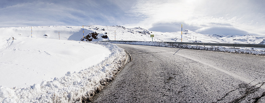 西牙,安达卢西亚,格拉纳达冬季内华达山脉滑雪胜地的全景,充满雪旅行运动冬季内华达山脉滑雪胜地的道路,充满雪图片