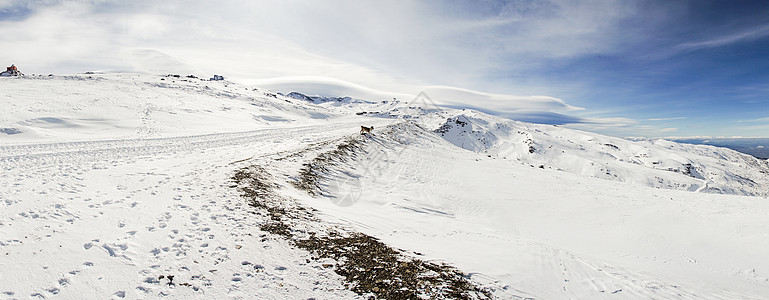 西牙,安达卢西亚,格拉纳达冬季内华达山脉滑雪胜地的全景,充满雪旅行运动冬季内华达山脉的滑雪胜地,到处都雪图片