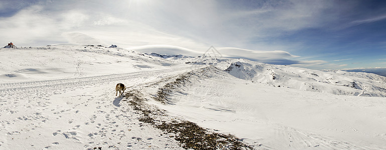 西牙,安达卢西亚,格拉纳达冬季内华达山脉滑雪胜地的全景,充满雪旅行运动冬季内华达山脉的滑雪胜地,到处都雪图片