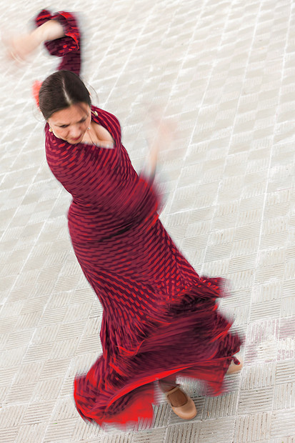 动作模糊的照片,西牙女弗拉门戈舞蹈表演外面的红色连衣裙图片